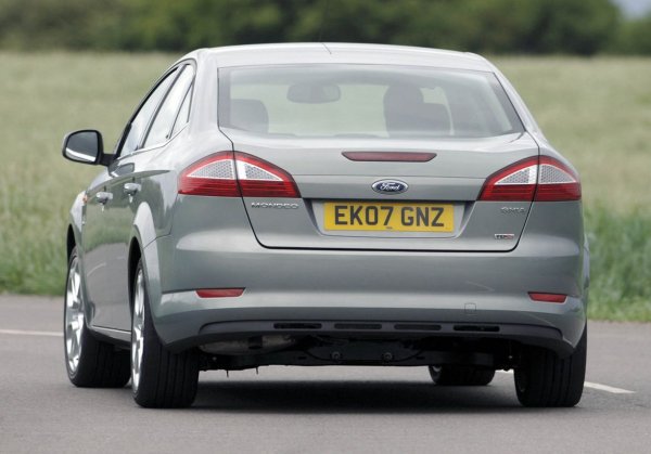 За проблема в багажника вече стана дума. Към него може да се добави честата повреда на клемите на бензиновата помпа, която също не е от най-здравите. Така че понякога нещата не ограничават само почистване или подмяна на клемите. Електрическата система на парктроника също излиза от строя (най-често след достигане на пробег от 100 000 км). Причината е, че кабелите минават под бронята и не са защитени, като с времето просто изгниват. Вярно е, че подмяната им не е скъпа, но е досадна. Все пак този проблем е решен при фейслифта.

Дефектите с електрическата система са доста на брой и са непредсказуеми. Те може да засегнат прозорците, стартера и дори приобрния панел, като просто вбесяват собственика. Нещата стават още по-лоши, когато откаже датчика за разход на въздуха или на клапаните на EGR