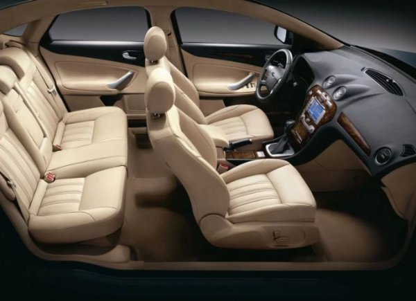 Тази особеност на Mondeo едва ли ще изненада някого, въпреки че е по-добре на първо място да бъде посочено нещо друго – като надеждността, например. Собствениците на автомобила обаче са категорични, че това е най-сериозното му предимство. В съчетание с отличното окачване машината става още по-приятна за каране и по-удобна за дълги пътувания. Достатъчно място има и отпред, и отзад.