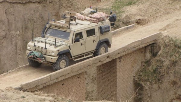 Такива "броненосци" Iveco LMV са на въоръжение в ливанската и тунизийската армия, като прехвърлят персонал от дюна в дюна. Като цяло Iveco има достатъчно купувачи: от началото на 80-те клиенти на подразделението Defence Vehicles са от цял свят. Проектът LMV може да бъде наречен "маршрутка за военни": някои от частите за бронираната кола са взети от Iveco 2500. Освен това V-образното дъно и многослойният под, способни да разпръснат взривната вълна, са проектирани специално за "горещите точки" на планетата. Ако не се прекали с опциите, напълно защитен и оборудван LMV излиза към 500 000 долара. Много ли е това за 185 к.с. и максимална скорост от 130 км/ч за 6-тонна маса, решава купувачът.