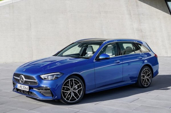 Поне засега новата C-Class на Mercedes се предлага само с "меки" хибриди с 4-цилиндрови двигатели от семейството FAME (Family of Modular Engines). Техният работен обем е 1,5 или 2,0 литра, като са свързани с автоматична скоростна кутия 9G-Tronic.

Като оборудване моделът до голяма степен повтаря флагмана на S-Class. Той получава шаси със завиващи задни колела и фарове Digital Light с 1,3 млн. микроогледала във всеки блок, а също така и мултимедиен комплекс MBUX от второ поколение. Той работи с изкуствен интелект и най-модерните системи за безопасност. Например, системата разчита не само основните пътни знаци, но и допълнителни табели.