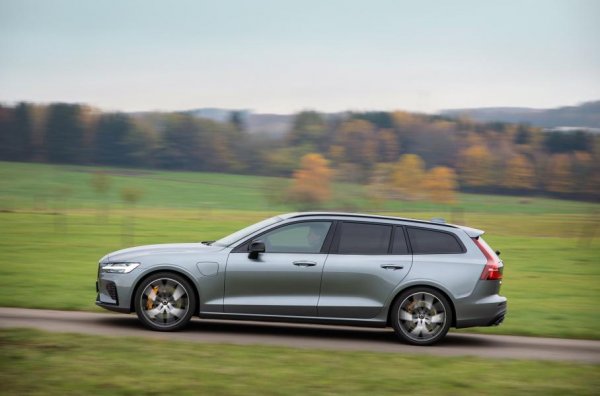 Шведите от Volvo също не са забравили този сегмент, като тяхното комби V60 се предлага в 9 различни вариации - с предно предаване или с 4х4, бензинови/дизелови двигатели и автоматична скоростна кутия. Има и три хибрида - Recharge T6, Recharge T8 и V60 Polestar Engineered с 405 к.с., което ускорява от 0 до 100 км/ч за 4,6 секунди. С други думи - има предложения за всеки вкус.

Освен това, Volvo V60 се предлага и във всъдеходна модификация Cross Country. Тя може да да поръча както с бензинов двигател с 250 к.с., така и с дизелов, развиващ 197 к.с. Както личи от името, това комби е със задвижване на четирите колела, като пътният му просвет е 210 мм, докато при стандартния модел той е 142 мм.
