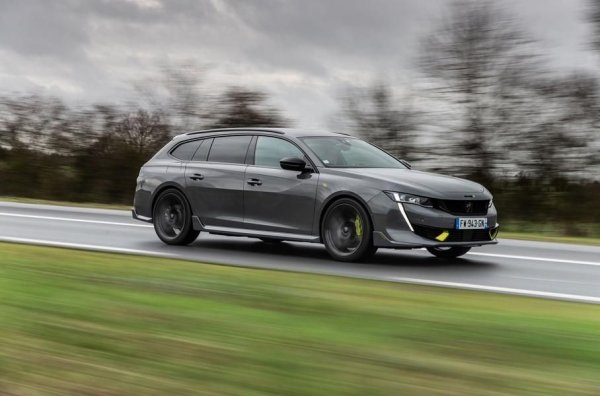 Този конкурент на комбито от Genesis не попада точно в премиум-сегмента, но цената му говори за нещо друго. Peugeot 508 SW е по-скъпо с около 7000 евро от базовото BMW 318i SE Pro Touring, а топ-версията му, която е оборудвана с хибридна система с два електромотора, струва близо 60 000 евро. Тя носи името Peugeot Sport Engineered, развива мощност от 360 к.с. и има задвижване на четирите колела, като ускорява от 0 до 100 км/ч за 5,2 секунди.

Ниските нива на оборудване са значително по-опростени. За тях се предвиждат бензинов мотори PureTech 1.6 със 180 и 225 к.с., а също така и дизели BlueHDi 1.5 и 2.0, развиващи 130, 160 и 180 к.с. Има и версия версия 508 SW Hybrid с 225 к.с., в чиято основа е моторът PureTech 1.6 (180 к.с.) и електрически двигател със 110 к.с.