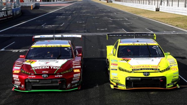 Представете си автомобил, който целия свят познава като екологичен и икономичен, да се появи с чудовищен 5,4-литров V8 и мощност над 500 конски сили. Инфаркт за еколозите!

Да, става въпрос за състезателен Prius. Наистина, само предните колонки, част от пода и решетката напомнят за ековозилото, тъй че не е съвсем Prius. Но болидът носи това име, а в допълнение към масивния V8, отзад е разположен и пакет батерии. Което си го прави хибрид, макар и доста необичаен&hellip;