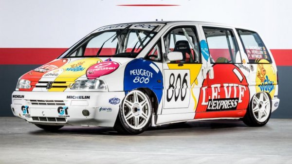 Ако сте усетили, темата на днешната статия е &bdquo;амбиция&ldquo;. И какво по-амбициозно от това, да се опиташ (подобно на Мерцедеса от предния слайд) да се състезаваш на тежка надпревара, каквато е &bdquo;24 часа на Спа&ldquo; с&hellip; миниван!
Именно това направил белгийският ентусиаст Паскал Витмьор, който подготвил за надпреварата Peugeot 806. Машината разполага с елементи от 306 Maxi и 406 Supertourisme, а двулитровият й мотор разполагал с мощност между 260 и 300 конски сили. На квалификациите &bdquo;бусът&ldquo; се наредил на 2-о място от 46 машини, но приказката свършила преждевременно &ndash; проблем с мотора извадил странната машина от състезанието.