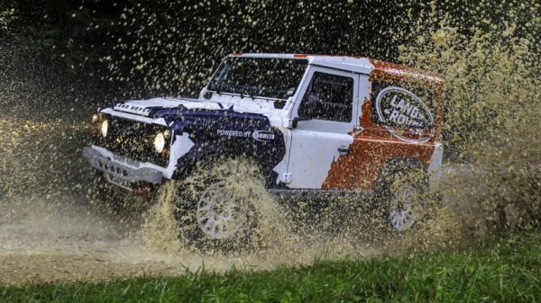 В наши дни подобен проект може да не ни се стори необичаен, но през 2014 година е звучал повече от странно, когато Land Rover лансира едномарковия шампионат Defender Challenge. Все пак, британският всъдеход е известен с проходимост и издръжливост, но винаги е бил далеч от понятието &bdquo;спортен&ldquo;.

Но специалистите от Bowler се справят перфектно: поставят на всъдеходите състезателно окачване, спортни седалки и предпазна клетка, като успяват да повишат сериозно мощността на 2,2-литровия дизелов двигател. И резултатът е толкова впечатляващ, че наскоро подобен проект започна и на базата на новия Defender.