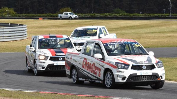 Това звучи толкова фантастично, сякаш е част от филм, в който сценаристите и режисоьрът са попрекалили. Но да, макар и за кратко е имало състезателни пикапи Ssangyong Musso.

Ssangyong. Мотоспорт. Пикап. Трите думи поотделно могат и да носят голямо значение, но нищо не би могло да ни подготви за едномарков шампионат, в който &bdquo;състезателни&ldquo; пикапи Musso се гонят по пистите с 2,2-литрови дизелови двигатели. Но такова нещо се случва, макар скоро след лансирането си да потъва в забвение.