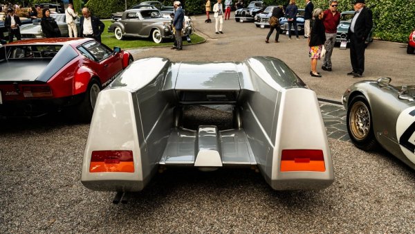 Името й се превежда като Сребърната лисица. Може и да не сте чували името на производителя на каросерии OSI (Officine Stampaggi Industriali), но в онази епоха това е престижна компания, създадена от предишния шеф на Ghia Луиджи Сегре. Тя е създател на много от емблематичните италиански прототипи от онова време, като Alfa Romeo Scarabeo например. 
