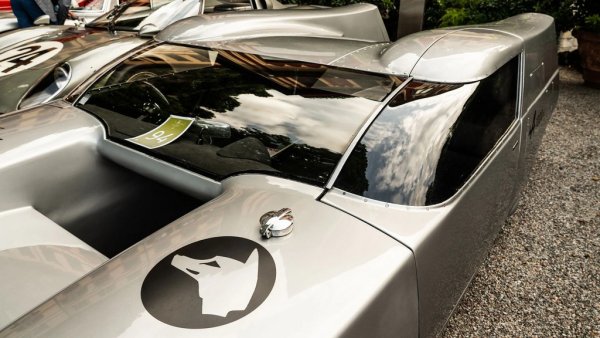 Самата Сребърна лисица се задвижва от еднолитров 4-цилиндров мотор от Renault Alpine, монтиран отляво, за да балансира теглото на шофьора, който седи в дясната част. Максималната скорост е 251 км/ч - доста добре за онези времена. 
