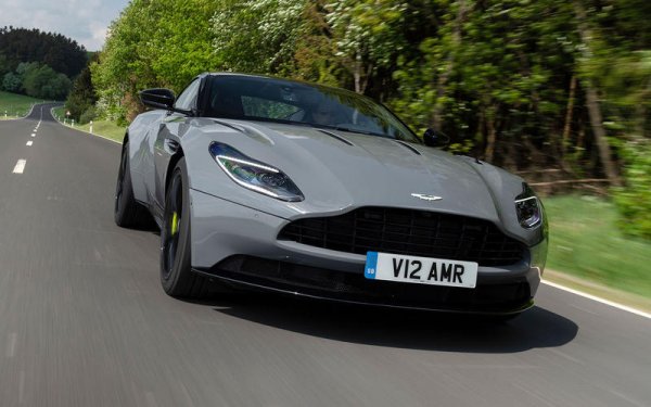 Благодарение на своя 5,2-литров V12 мотор с 635 к.с. Aston Martin DB11 е сред най-забележителните коли на планетата. Това се отнася и за неговите спирачки с 400-милиметрови дискове с 6 бутала отпред и 360-милиметрови с 4 бутала отзад. Любопитното е, че те са стоманени, а не карбонови, но въпреки това, резултатът от спирането е напълно приемлив.
