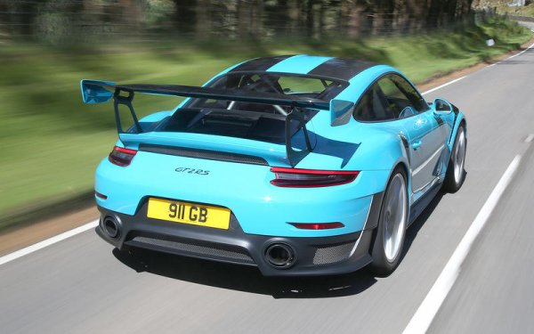 Спортният модел е много бъз и съответно му трябват впечатляващи спирачки. Дисковете са керамични, като са разработени за колите, участващи в състезанията от сериите Supercar. Предните са с по 6 бутала, а задните - с 4, като са пробити кръстосано и така спестяват около 50% от теглото, което също е много важно.
