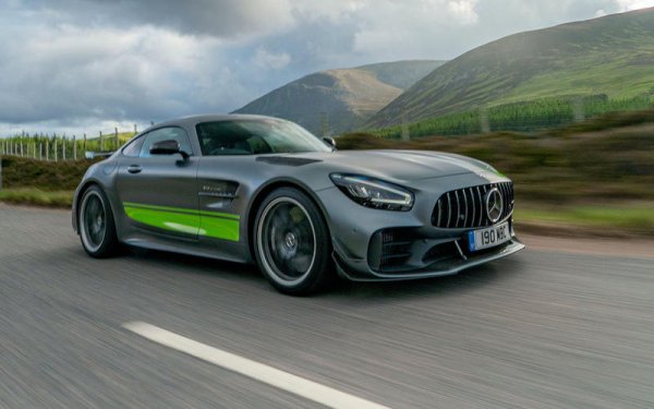 Спирачките на този автомобил с V8 двигател също са разработени от спортното подразделение на марката. Те са керамични и осигуяват пълно спиране за 41.4 метра. Размерите им са 390 мм отпред с 6 притискащи бутала и 360 мм отзад с 4 бутала.
