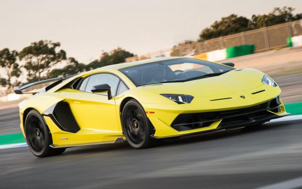 В Lamborghini не виждат смисъл от подобряване на спирачната система, дори след като представиха този модел с мощност 760 к.с. Той използва спирачките на стандартния Aventador S, които са карбонови с 400-милиметрови дискове отпред и 380-милиметрови отзад. Системата работи отлично и това се видя на "Нюрбургринг", където SVJ даде рекордно време от 6 минути и 44,97 секунди за обиколка. 
