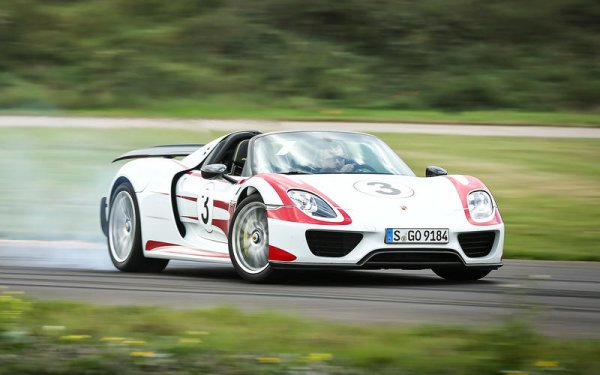 Този автомобил има много впечатляващи качества и спирането е едно от тях. Резултатът от 37.8 метра доказва това. Дисковете са карбонови, като на предна ос те са с размер 410 мм, а на задната - с 390 мм. Проектирани са така, че да разсейват част от топлината на хибридната система, като едновременно с това улавят и енергия, която е нужна да презареждане на акумулаторната батерия.
