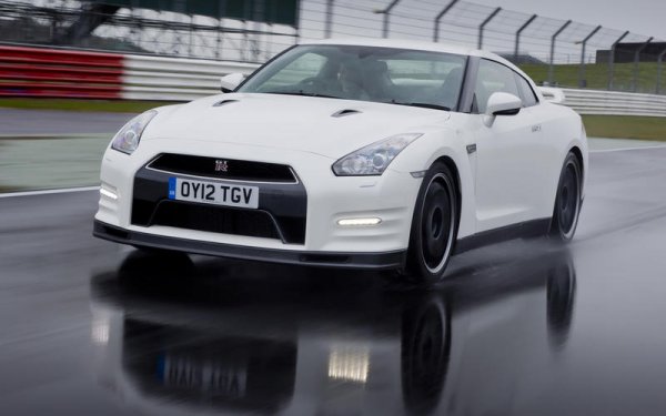 Nissan GT-R винаги е имал способността да удивлява и това важи също за начина, по който спира. Той е по-добър от Bugatti Veyron, като до голяма степен се дължи на спирачните апарати Brembo. Дисковете са 390-милиметрови отпред и 380-милиметрови отзад, като са направени от стомана.
