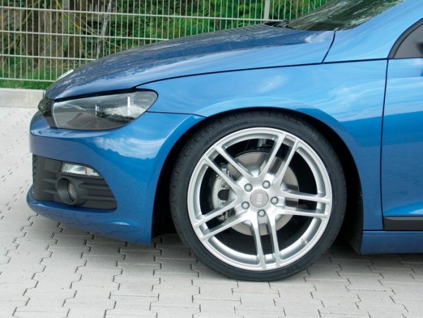 Окачването на доработения от H&R Volkswagen е снижено с 35 mm. Това не само дава по-спортен вид на купето, но и оптимизира поведението му на пътя, без да влияе на комфорта на пътниците, твърдят от H&R.