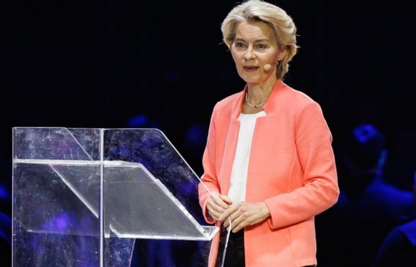 Това са основните приоритети на нашите интензивни диалози с автомобилния сектор, организации на гражданското общество и заинтересовани страни, коментира председателят на Европейската комисия Урсула фон дер Лайен. 

Решението беше похвалено и от германския канцлер Фридрих Мерц, който лобира за премахване на забраната за регистрация на автомобили с вътрешно горене. Според него проявата по-голяма отвореност към технологиите и по-голямата гъвкавост са правилните стъпки пред Европа.
