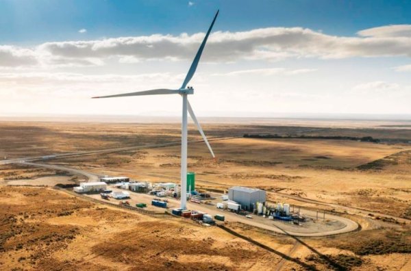 Вместо 100-процентна цел за намаляване на емисиите от леки автомобили в сравнение с 2021, целта вече е 90 процента, като тя трябва да бъде достигната през 2035. Това означава, че хибридите, plug-in хибридите и дори "чистите" модели с ДВГ ще могат да останат на пазара, стига техният дял в продажбите да не надвишава 10 процента.

Липсващите 10% от емисиите ще трябва да бъдат компенсирани чрез "компенсационни механизми" &ndash; електронни горива (синтетични, CO2-неутрални) и биогорива, както и чрез използването на така наречената нискоемисиина "зелена" стомана. Става дума за "рециклирана стомана с почти нулева емисии на CO2", върху която се работи отдавна. "Горивните кредити" могат да представляват до 3 процента от референтната цел, докато "зелената стомана" трябва да отговаря за до 7 процента от целта.
