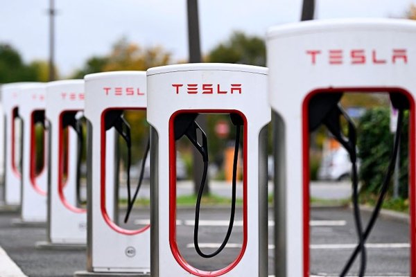 През април Европейската комисия, като част от стратегически диалог с автомобилната индустрия, се съгласи да удължи периода на уреждане на санкциите за емисии от една на три години. Това означава, че "като изключение" производителят в момента не трябва да урежда глоби в края на всяка текуща година. Те ще се изчисляват в обобщение след 2027 и ще обхващат периода от 1 януари 2025 до 31 декември 2027.

Подобно на настоящия механизъм, механизмът за "обединяване", т.е. търговията с емисии, също трябва да функционира. Това ще позволи на компаниите, които не изпълняват целите си за емисии, да изкупуват кредити обратно от тези, които ги изпълняват повече от (в момента търговията с кредити за емисии е, например, значителен източник на доходи за Tesla).
