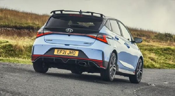 Hyundai i20N  е определен като „нахална и ловка кола, която върви във възходяща траектория, докато конкурентите се опитат да се пригодят към новите регулации“. За разлика от тях, хот-хечът е по-свободен и по-енергичен.