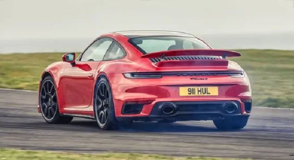 При тази кола нямате много възможности да използвате всичко, което предлага, но когато го направите, ефектът е потресаващ. Тя е еднакво вълнуваща на всякаква асфалтова повърхност, независимо дали става въпрос за писта, магистрала или извънградски път. Усеща се като истинско 911 – от зашеметяващите спирачки до шума от всмукателния колектор, който вие в купето.