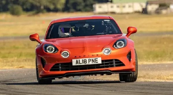 Новият Alpine е сравнен отчасти с френски философ и отчасти  с футболната легенда Зинеди Зидан. Това е кола предлага прекрасни уравновесеност и баланс,  съченани с впечатляваща енергия. Тя предлага чисто удоволствие на човека зад волана и това я класира начело.