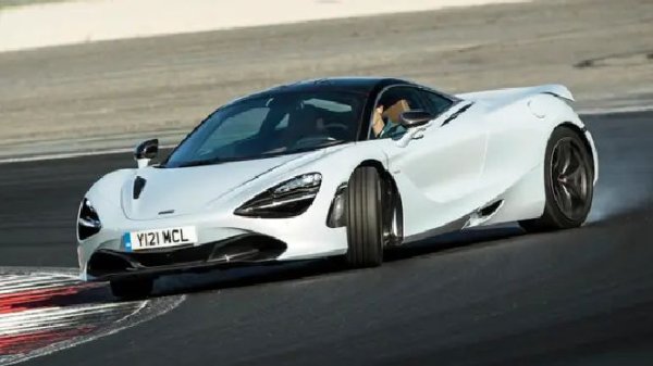 Един от автомобилите в групата, който е предизвикал най-големи спорове при избор на победителя в Седмицата на скоростта. В крайна сметка мощният му двигател, кормилното управление с остри, но и гъвкави маниери и забележителното шаси му помагат да победи преди 6 години. 