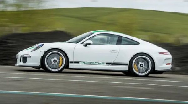 Превозно средство, което е толкова брилянтно, че няма какво  повече да се каже за него. В случая инженерите на Porsche са събрали най-доброто от всяка 911 и са го поставили в една кола. Това един красив Франкенщайн, но като спортна кола той е съвършен