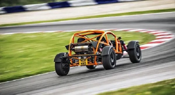 Тази кола доставя радост на пътя, на пистата и полето, тъй като превръща всеки пейзаж в площадка за забавление. Кратко описание, което обаче показва защо Arel Nomad печели първото място през 2015 г.