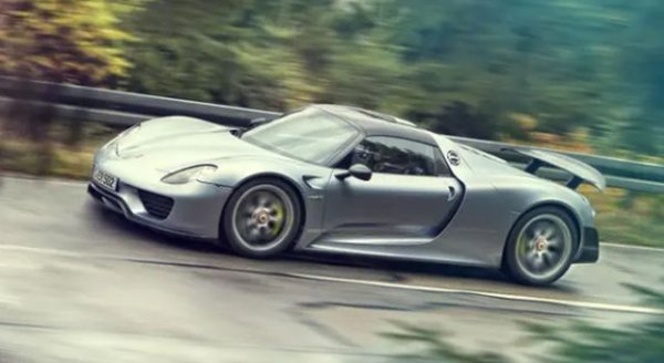 Porsche 918 е различев от конкурентите си, сред които е McLaren P1, например. Е ако британската кола разбива нервните ви окончания и засилва впечатлението ви за скорост, то 918 е много, много по-лесно за шофиране с високо темпо. Аеродинамиката не е толкова изразена, но сцеплението, особено в завой, е невероятно. За това помага и задвижването на четирите колела.