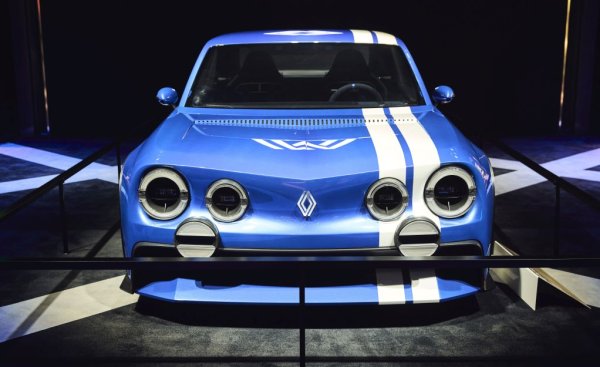 За разлика от 5 Turbo 3E, 8 Gordini вероятно ще си остане само концептуален модел. Вдъхновен от оригинала от 1962, създаден от блестящия Амеде Гордини, прототипът определено хваща окото, а и разполага с 270 коня от електрическото си задвижване, но според шефа по продуктовата гама на Renault Брюно Ванел е твърде нишов. 
