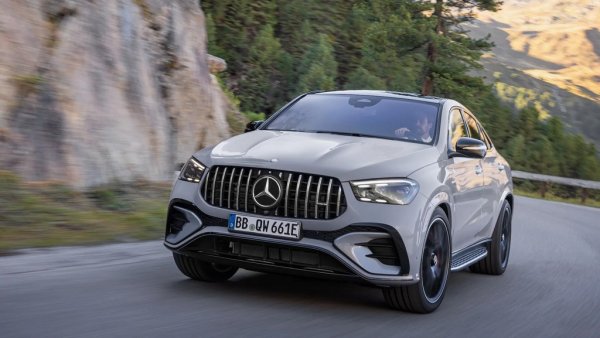 Спрямо 2023: 0% ръст

2024 e първата година от седем насам, в която Mercedes не отчита ръст в България - всъщност продажбите са със 7 автомобила по-ниски, отколкото през 2023. За сметка на това GLE си остава най-популярният премиум модел на тукашния пазар. 

Най-продавани модели:
GLE - 309
GLC - 240
GLS - 234
Sprinter - 228
G-Class - 110
E-Class - 87
S-Class - 84
