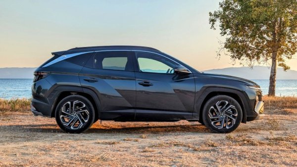 Спрямо 2023: -12% спад

Корейската марка е с най-големия спад в Топ 20, но това идва на фона на много силната 2023 година. Продажбите на суперминито i20 са се свили повече от наполовина, а тези на Kona - с почти една трета. За сметка на това бестселърът Tucson отчита 24% увеличение в регистрациите. 

Най-продавани модели:
Tucson - 811
Kona - 350
i10 - 289
i30 - 270
i20 - 264
Bayon - 123
Santa Fe - 86
Ioniq 5 - 47

