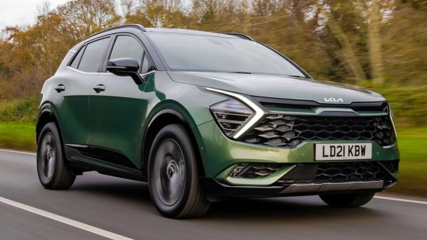 Спрямо 2023: 11% ръст

С 45% увеличение в регистрациите на годишна база, Sportage е най-продаваният модел в най-оспорвания сегмент - на компактните кросоувъри. С 35% са скочили продажбите на Ceed в последната производствена година на хечбека. 

Най-продавани модели:
Sportage - 1143
Ceed - 661
Stonic - 255
xCeed - 199
Niro - 115
ProCeed - 109
Sorento - 96
