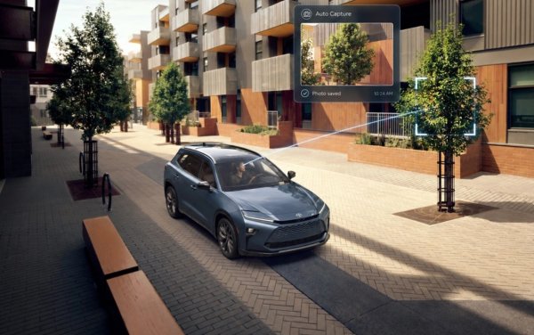 Toyota е патентовала система, която позволява на автомобила да функционира като фотоапарат. Технологията използва както външни, така и вътрешни камери, за да следи погледа на водача и да определя накъде гледа той. При гласова команда или натискане на бутон, една от външните камери прави снимка.