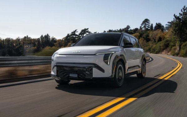 Hyundai се стреми да комбинира гласовото управление с разпознаването на жестове. Това ще позволи на автомобила да разпознава не само изречените думи на водача или пътника, но и техните физически движения.