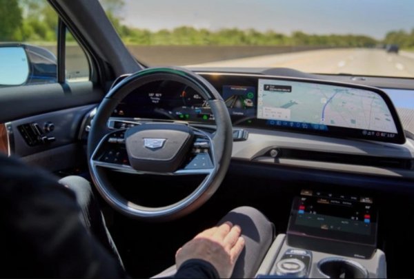 General Motors разработва система, която позволява на автомобила да сменя лентата за движение в зависимост от посоката на погледа на водача. Камера в купето следи движенията на главата и очите на човека зад волана. За да се предотврати реакция на автомобила при случайни погледи към огледалата или околната среда, системата анализира последователността от действия &ndash; водачът трябва да погледне към огледалото, след това към пътя и накрая отново към огледалото.