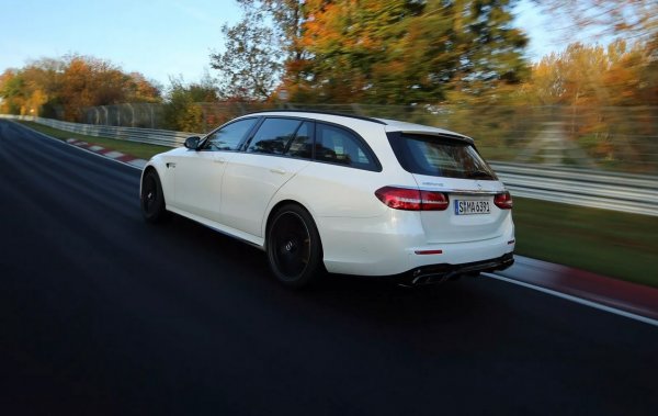 Кристиян Гебхард от Sport Auto записа това постижение и направи E63 S Wagon най-бързото комби в историята на Зелиния ад. 

Година: 2017