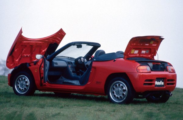 Тръпката идва от 656-кубиковия високооборотен двигател E07A с обем 656 кум см (64 к.с. при 8100 об./мин.) с три индивидуални дроселни клапи, 5-степенна механична скоростна кутия и независимо окачване. Максималната скорост е електронно ограничена на 135 км/ч. 