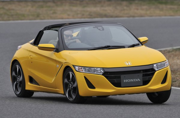 Идеологическият наследник на Beat излиза чак през 2015 г. Моторът, както и преди, е разположен зад седалките, но вече не се върти като луд и не се опитва да доближи водача и пътника до света на Формула 1. Да, и естествено аспирирана философия в миналото - турбокомпресорът помага на „тройката“ S07A с обем 658 cc. см, за да развие пиковите 104 Нм още при 2600 об/мин. При 6-степенна ръчна скоростна кутия червената зона на оборотомера започва от 7700 об/мин, за версиите със  CVT - от 7000 об/мин. 