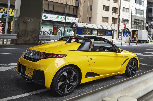 Погрешно е да се мисли, че S660 е просто туристическа кабина с плюшен характер. Нейните създатели се опитаха да се уверят, че микроколата дава на пилота широка палитра от усещания. Има всичко необходимо за това - разпределение на теглото 45:55 отпред/отзад, настроен звук на изпускателната система и функция Agile Handling Assist, който селективно спира колелата за по-бърза реакция при отклонение на волана, както и се бори с недостатъчно и прекомерно въртене. 