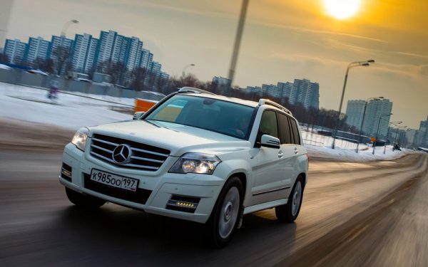 Докато в Русия новите коли са чувствително по-евтини, отколкото в България, при употребяваните е точно обратното. Причината е основно във високите вноски мита, които поддържа руското правителство. Колегите от "За Рульом" са купили Mercedes GLK 220d със 170 коня мощност (производство 2011 година и на 110 000 км реален пробег) за 1.215 млн. рубли, или около 26 500 лева. Малките обяви у нас показват, че аналогичен GLK се предлага между 17 500 и 24 000 лева. Друг е въпросът колко реален е пробегът тук. 
