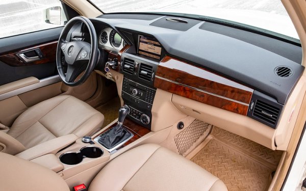 Макар този GLK вече да кара десетата си година, и да е навъртял над 100 000 км, в салона това не личи. Вратите се отварят меко и с приятно, солидно усещане. Салонът е със светла тапицерия, но тя не е пострадала. Кожата и орнаментите от дърво не са се протрили. На невидимите за очите места пластмасата е евтина и твърда, но не се чуват скърцания. 
