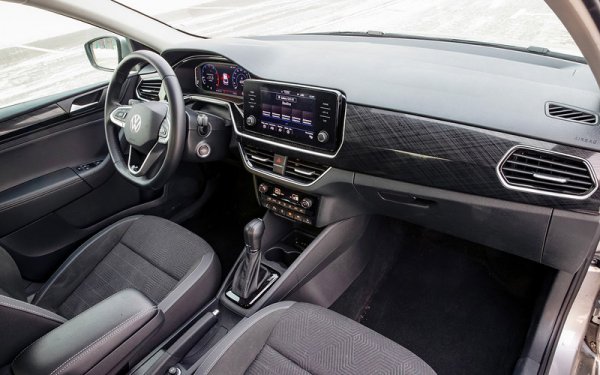 Отвътре Polo също не разочарова, макар да е няколко класа по-надолу в скалата. Дизайнът е изчистен, практичен, може би малко скучен, но за сметка на това абсолютно ергономичен. Впрочем, въпреки че това е малка градска кола, пространството вътре е дори повече, отколкото в GLK: заслуга на комбинацията от напречно разположен мотор и предно предаване. При мерцедеса голяма част от дължината е отишла за големия преден капак, докато на втория ред седалки мястото е по-малко. 
