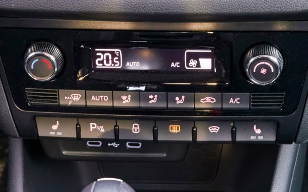 Малко неочаквано, но съвременната градска количка се справя по-добре от поостарелия премиум. Почти веднага след студения старт фолксвагенът вече подава топъл въздух в салона, а освен това има отопление на предните и задните седалки, волана и предното стъкло. В GLK отопление има само на предните седалки - преди десетина години допълнителното подгряване беше рядкост. Освен това, разбира се, при дизела трябва да се почака повечко, докато салонът се затопли. 
