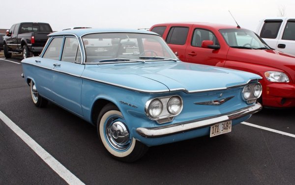 Малко са автомобилите, предизвиквали толкова полярни отзиви като Corvair. Създаден в самия край на 50-те като отговор на евтиния германски VW Beetle, това си остава и до ден днешен единственият масов американски автомобил с монтиран отзад двигател с въздушно охлаждане. Приемът е радушен и Corvair дори е обявен за "Автомобил на годината" от Motor Trend. Но лошото качество на изработка създава на модела негативна репутация, а после активистът Ралф Нейдър го прави главен герой в своя бестселър "Опасен при всякаква скорост" (по-късно проучване на института за безопасност NHTSA оборва твърденията на Нейдър). 
Главната причина за култовия статут на Corvair днес е дизайнът му, за който още през 1960 екипът получава голямата награда на щатския Институт на промишлените дизайнери. В основата на този дизайн е ателието за напредничави проекти на GM, начело с българския дизайнер Илия Русинов (виж линка под статията). 
