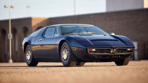 През 1968 закъсалата финансово Maserati е спасена чрез поглъщане от Citroen. Новият инвеститор иска компанията да предложи технологично по-съвременен автомобил, и така се ражда Tipo AM117, по-популярен като Bora. Това е първата кола със средноразположен двигател на марката, а също и първото Maserati с независимо окачване на четирите колела. Дизайнът е поверен на прочутия вече Джорджето Джуджаро в Italdesign. Но разработката се проточва, идва петролната криза, която не е ласкава към производителите на спортни коли. Накрая Maserati се оказва в ръцете на конкурента De Tomaso, а Bora е спряна от производство след само 564 произведени автомобила. От тях около половината са с 4.9-литровия V8, с който колата е способна да развие 285 км/ч. 
