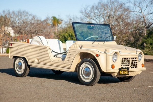 Спомен за времето, когато Citroen бе самостоятелна компания, склонна към дръзки и необичайни начинания. Mеhari (кръстен на вид камила) бе разработен от граф Ролан дьо ла Пуап, бивш боен пилот и герой от Втората световна война, и предназначен най-вече за нуждите на френската армия. Вместо от стомана или алуминий, корпусът се изработваше от акрилонитрил-бутадиен-стирен, което не само премахваше риска от корозия, но и свеждаше теглото до едва 535 килограма. Отначало Mehari бе само с предно предаване, а между 1980 и 1983 се правеше и 4х4 версия (но само с един двигател, а не с по един за всяка ос, като налудничавия 2CV Sahara). 
