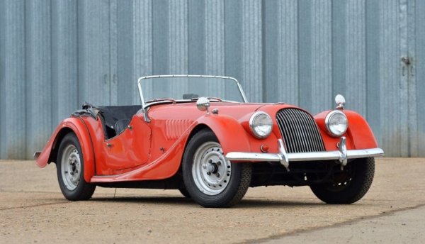 Обикновено четворката в името на някой модел говори за обем на двигателя, или за наличието на пълно предаване. В случая с Morgan 4/4, тя означава просто, че колата има четири колела - разбераемо уточнение за компания, прочута с триколките си. Но най-забележителното за този модел е, че той остана в производство в продължение на... 82 години. Дебютирал през 1936, роудстърът се правеше чак до 2018, с две кратки паузи около Втората световна война. За това време няколко пъти се смениха двигатели (от първоначалния 1.1, взет от пожарна кола Coventry Climax, до финалния 1.8 от Ford), имаше леки редизайни на решетката и светлините, но като цяло 4/4 си остана един и същи модел от годината на раждане на телевизионния професор Юлиан Вучков, до няколко месеца преди смъртта му.