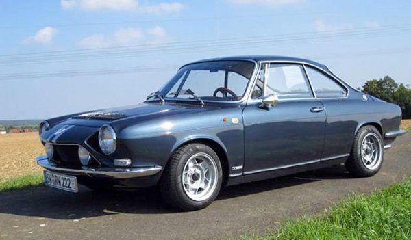 Simca (Sociеtе Industrielle de Mеcanique et Carrosserie Automobile) беше френски автомобилен производител, основан през 1934 с подкрепата на Fiat, и ликвидиран през 1978 от счетоводителите на Chrysler. Но междувременно компанията успя да създаде няколко симпатични автомобила, начело със Simca Coupe 1000 и наследника й Coupe 1200S. Дизайнът на представения през 1962 модел бе поверен на един младеж от ателието Bertone, на име Джорджето Джуджаро. Bertone произвеждаше елегантните каросерии в Торино и после ги транспортираше за финалния монтаж в завода в Поаси, Франция, или в Ротердам. Френската преса нарече модела "псевдоспортен" - разбираемо при мотор с обем 0.9 литра и мощност от 50 конски сили. Но по-късната версия 1200S увеличи конете до 80, което не беше толкова зле при общо тегло под 900 кг. 
