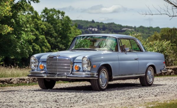 През 1959 Mercedes представя новата си серия модели с кодове W111 и W112, които публикута бързо започва да нарича Heckflosse - "перката", заради особения дизайн на задната част. Една от най-редките версии е 280 SE 3.5, която, както подсказва името, ползва 3.5-литров V8 двигател (M116). Това е първият Mercedes след войната с агрегат, надвишаващ три литра. Мощността е впечатляващите за онази епоха 200 конски сили, максималната скорост - 210 км/ч. Произведени са само 4502 бройки. 
